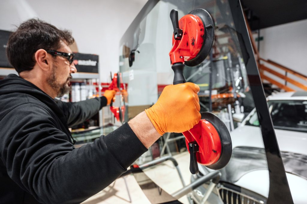 mobile windshield repair vs shop Canada